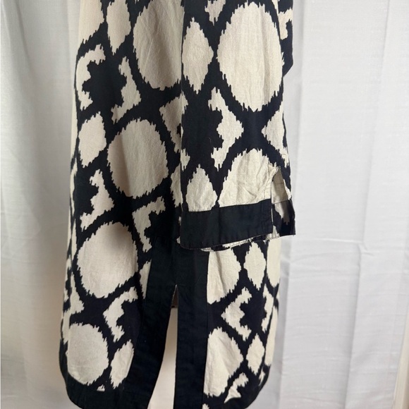 The Royal Standard Black and White Geometric Tunic Top - Picture 3 of 6
